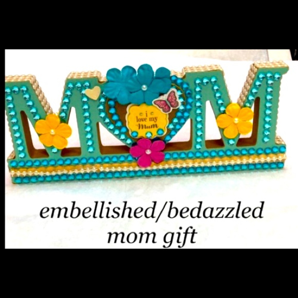 MOM GIFT! handcrafted embellished/bedazzled mum wooden letters. NWT